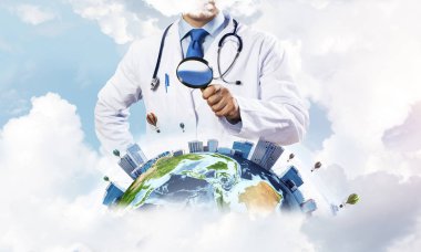 Kavramsal görüntü emin sanayi çalışanın Büyüteç aracılığıyla dünya dünya üzerinde seyir ile bulutlu gökyüzü arka plan üzerinde beyaz elbiseli. Tıp sektöründe kavramı. Nasa tarafından döşenmiş bu görüntü unsurları