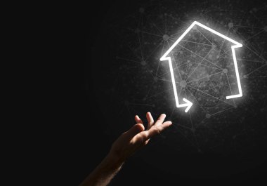 Koyu arkaplanda ev ya da ana sayfa simgesine elle işaret edilen kavramsal resim