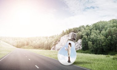 Ampul asfalt yolda içinde hapsolmuş genç iş kadını