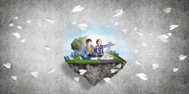 ECO konsepti yüzen ada ve üzerinde kitap oturan çocuklar.