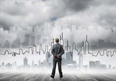 Motivasyon ve ilham konsepti modern şehir manzarası ve onu izleyen iş adamı