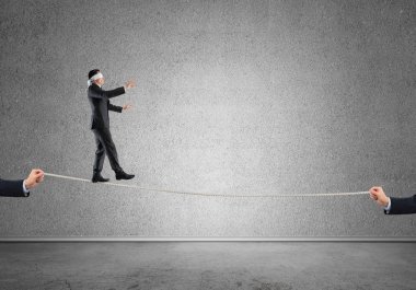 İş konsepti risk desteği ve ipte dengede duran adama yardım