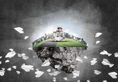 Genç küçük çocuk gözleri koruma kapalı ve seyir Adası arasında kağıt uçaklar ile gri karanlık duvar arka plan üzerinde uçan uçan üzerinde meditasyon sırasında konsantre. 3D render.