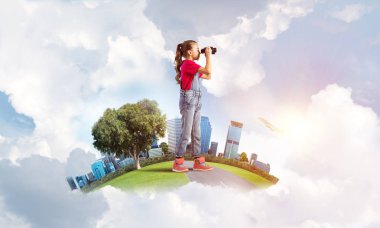 Sevimli kız şehir yüzen ada dürbün içinde seyir üzerinde