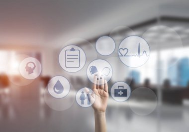 Kadın eli tıp konseptiyle medya ekranının simgesine dokunuyor