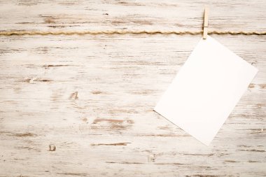 İpe asılı metin için boş kağıt sayfası