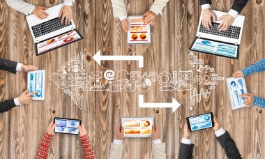 Ellerinde cihazlar bulunan bir grup insan, iletişim ve ağın sembolü olarak birlikte çalışıyor.