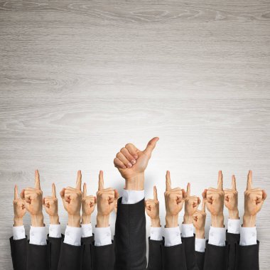 Bir grup iş adamı ahşap arka planda jestler gösteriyor.