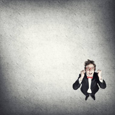 Beton arka plan başarı kutluyor kırmızı gözlük memnun komik adam