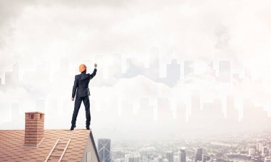 Mühendis, evinin çatısına geri döndü ve şehri çiziyor. Karışık ortam