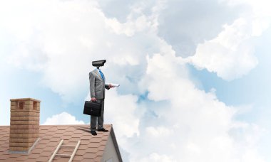 Kamera başlıklı adamla ev güvenliği ve mahremiyet koruması kavramı