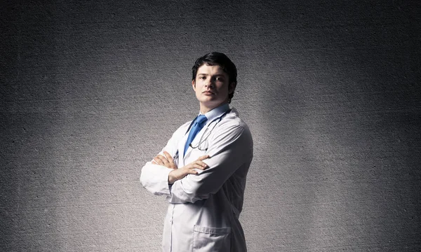 Porträt Selbstbewusster Und Professioneller Arzt Weißen Arztanzug Der Die Arme — Stockfoto