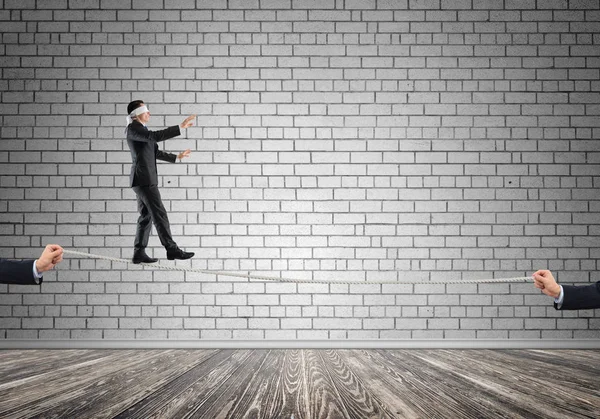 Concepto empresarial de apoyo al riesgo y asistencia con el equilibrio del hombre en la cuerda — Foto de Stock