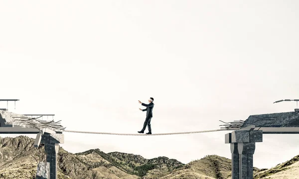 Бізнесмен Ходьба Зав Язаними Очима Мотузці Над Величезний Розрив Bridge — стокове фото