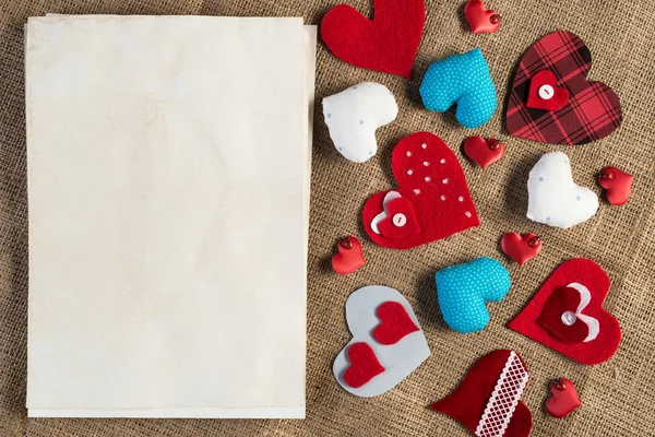 Χειροποίητο Αγάπη Καρδιές Και Φύλλα Από Λευκό Χαρτί — Φωτογραφία Αρχείου