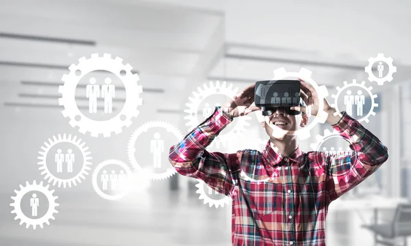 Jeune Homme Avec Casque Réalité Virtuelle Lunettes Sur Fond Connexion — Photo