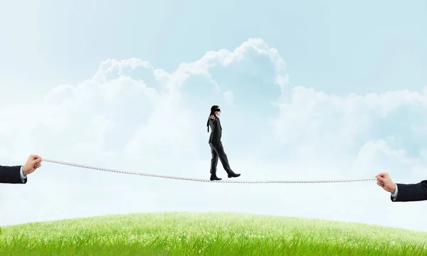 Geschäftliches Konzept der Risikounterstützung und Hilfe beim Balancieren auf dem Seil — Stockfoto