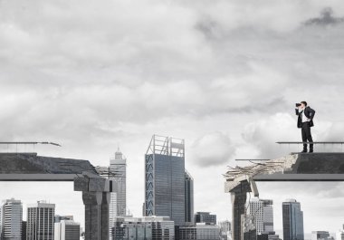 İşadamı dürbün ile cityscape arka plan üzerinde kırık köprü üzerinde dururken arıyor takım elbiseli. 3D render.