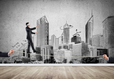 İş konsepti risk desteği ve ipte dengede duran adama yardım