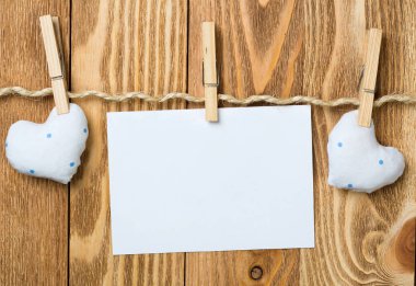 İp ahşap arka plan üzerine tutturulmuş kalp boş kağıt el saçtan imal