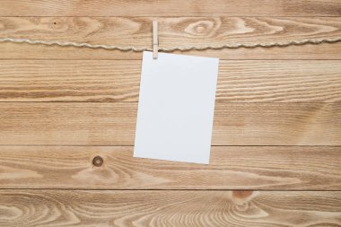 İpe asılı metin için boş kağıt sayfası