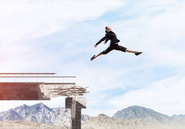 İş kadını zorlukların üstesinden sembolü olarak büyük boşluğu beton köprü üstünden atlayarak. Hava ve doğa arka planda görüntüleyin. 3D render.