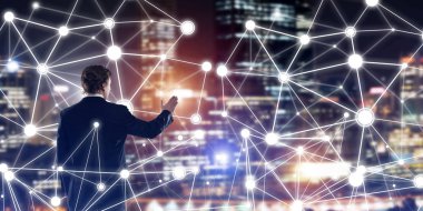 İşadamı gece cityscape sosyal bağlantı medya kavramı ile çalışma karşı arkadan görünüm