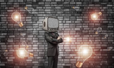 İşadamı kıyafetli kafa kol kesimine uçan arasında duran geçti tutmak yerine eski Tv ve arka plan üzerinde koyu gri Duvar ile.