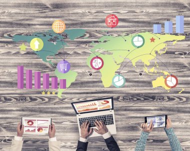 Ellerinde cihazlar bulunan üç kişilik bir grup iletişim ve ağ oluşturma sembolü olarak birlikte çalışıyor.