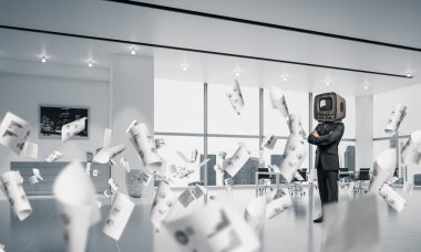 Kafasına silah tutmak yerine eski bir Tv ile takım elbiseli işadamı duran kağıtları ofis binası içinde uçan arasında geçti. 3D render.