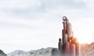 İş kadını baş yerine eski bir Tv ile.