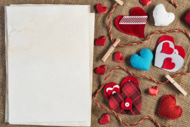 El yapımı sevgi kalpleri ve adet boş kağıt 