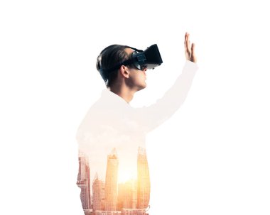 Sanal gerçeklik kulaklığı olan genç bir adam ya da şehrin arka planında 3 boyutlu gözlüklü.