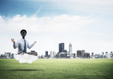 Kamera lotus poz modern karşı bulut üzerinde oturan adam başlı 