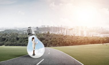 Ampulün içindeki iş kadını