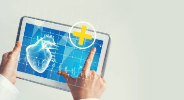 Tablet bilgisayarla çalışan kadın doktorların ellerini kapat