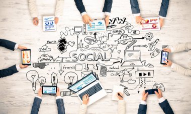 Ellerinde cihazlar bulunan bir grup insan, iletişim ve ağın sembolü olarak birlikte çalışıyor.