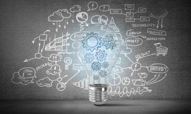 İş planı bilgi gri duvara çizilen karşı ampul içinde birden çok kabataslak gears ile yerleştirilir. 3D render.