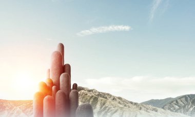 Açık havada, arka planda güzel manzaralı yüksek ve büyük taş sütunların görüntüsü. Duvar kağıdı, telif alanı olan arkaplan.