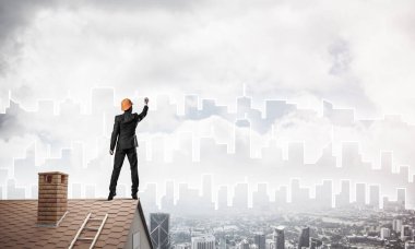 Mühendis, evinin çatısına geri döndü ve şehri çiziyor. Karışık ortam