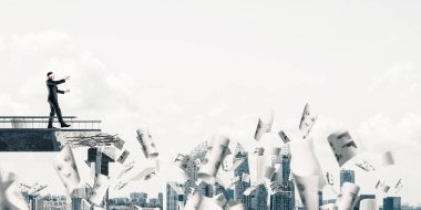 Kağıtları kocaman bir boşluk ile beton köprü üzerinde gizli tehditler ve riskler sembolü olarak uçan arasında blindfolded yürüyüş iş adamı. Cityscape görünümü arka plan üzerinde. 3D render.