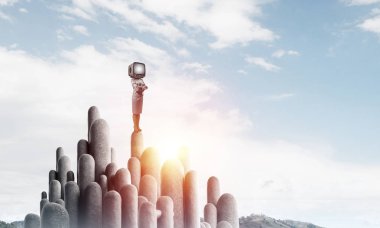 İş kadını baş yerine eski bir Tv ile.