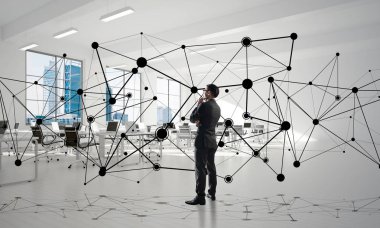 Modern ofis içi ve sosyal bağlantı kavramındaki zarif iş adamı. Karışık ortam