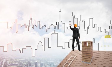 Mühendis, evinin çatısına geri döndü ve şehri çiziyor. Karışık ortam