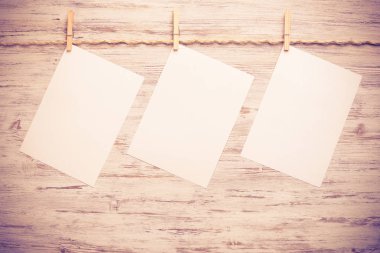 İpe asılı metin için boş kağıt çarşaflar