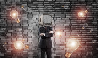 İşadamı kafa yerine eski Tv ile.