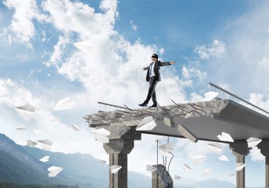 Gizli tehditler ve risklerin simgesi olarak beton köprüde uçan kağıt uçakların arasında gözü kapalı yürüyen bir işadamı. Arka planda gökyüzü ve doğa manzarası. 3B görüntüleme.