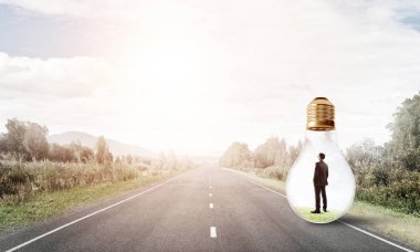 Genç işadamı asfalt yolda ampulün içinde mahsur kaldı.