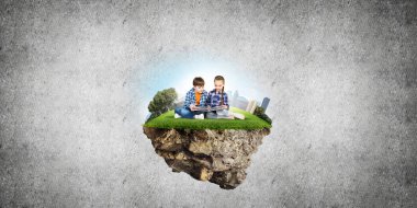 ECO konsepti yüzen ada ve üzerinde kitap oturan çocuklar.