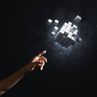 Yeniliğin sembolü olarak insan eli küp figürüne yakın olmak. Karışık ortam.